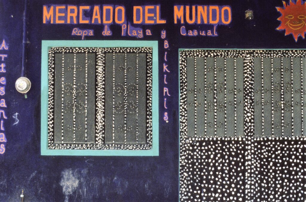 Mercado del Mundo wall